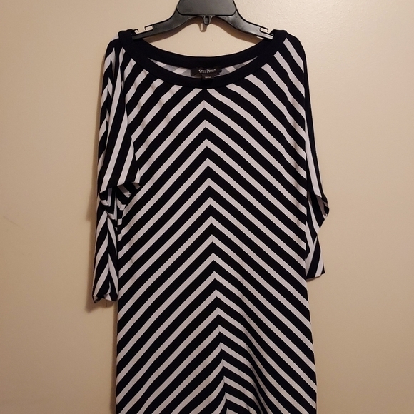 White/Black med stripes dress black and white black trim on bottom - Picture 1 of 9
